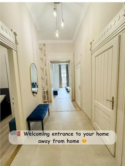 Stylish Parisian 3Br In Central Budapest, Sleeps 9 Apartment