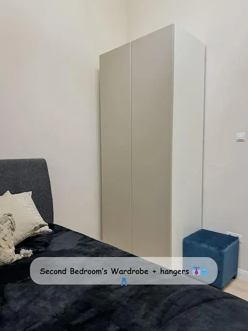 Apartment Stylish Parisian 3Br In Central Budapest, Sleeps 9