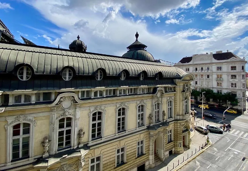 Stylish Parisian 3Br In Central Budapest, Sleeps 9