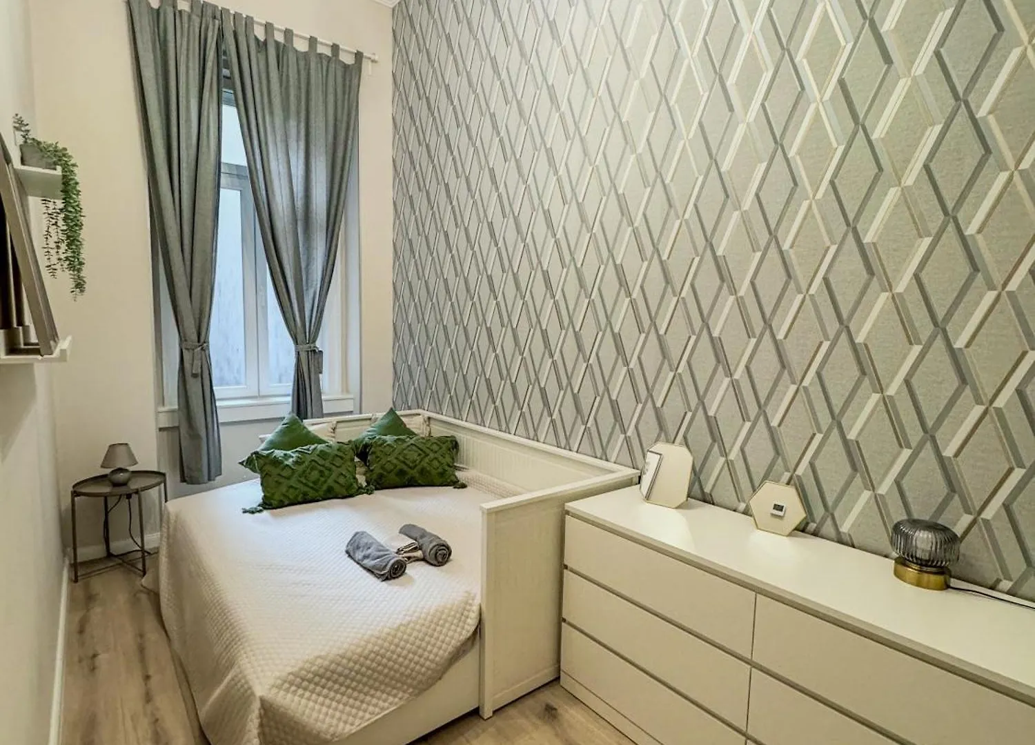 Stylish Parisian 3Br In Central Budapest, Sleeps 9