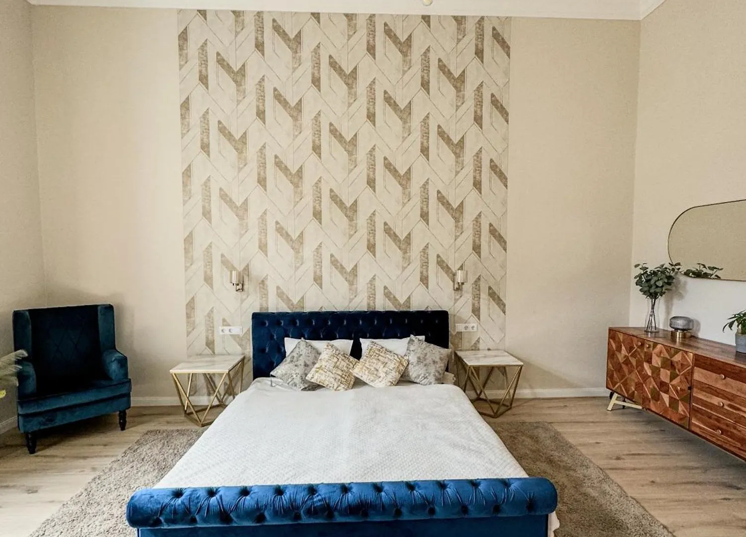 Apartment Stylish Parisian 3Br In Central Budapest, Sleeps 9